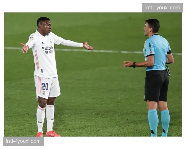 评阿隆索轮换策略：维尼修斯替补引发争议，更衣室管理成新考验